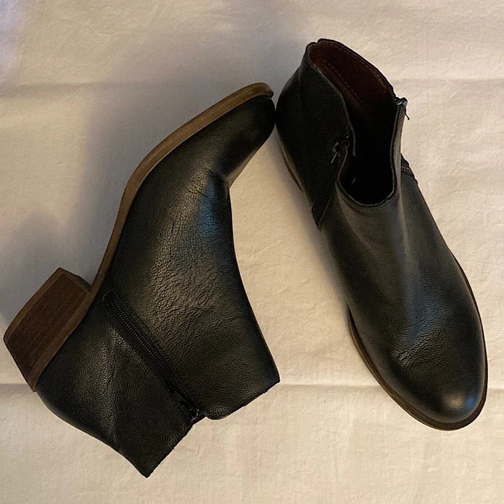 Kensie 10M Gabriella Black All Leather Upper Ankle Bootie zips on both sides